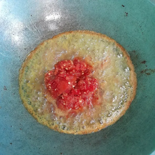 Masukkan cabe merah dan kaldu bubuk masak sampai bau langu Hilang