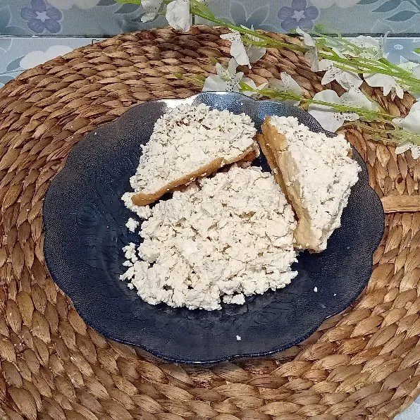 Iris bagian bawah tahu kulit kemudian keluarkan isian tahu, lalu balik tahu secara perlahan