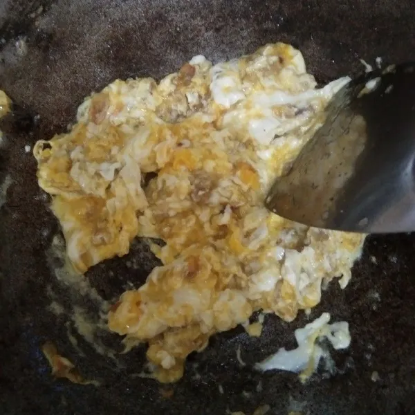 Masukkan telur lalu orak arik hingga setengah matang
