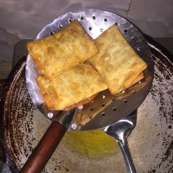 Tiriskan adonan supaya minyak yang terkandung dalam makanan berkurang. Dan siap di sajikan