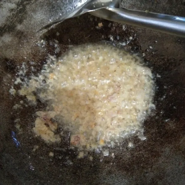 Panaskan minyak lalu masukkan bumbu halus dan tumis hingga harum