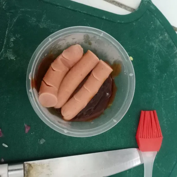 Masukkan sosis ke dalam bumbu saos, balur hingga rata
