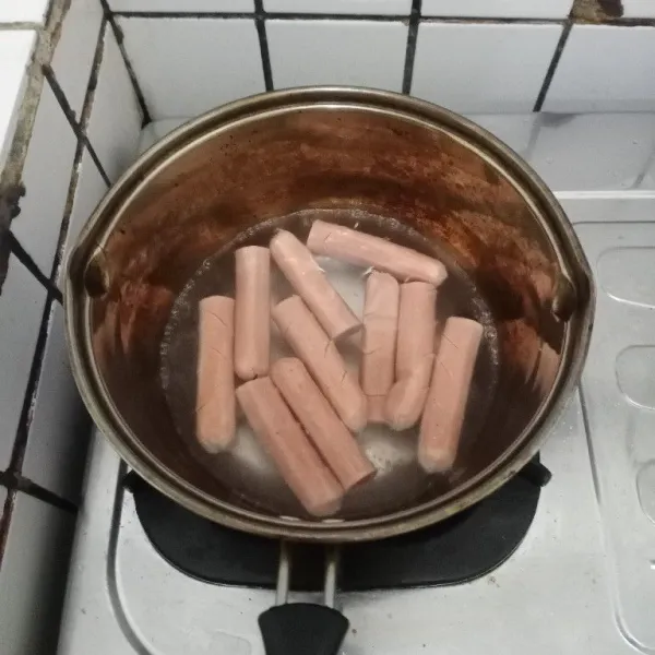 Kerat sosis lalu rebus 2 menit agar keratan bagus, tiriskan.