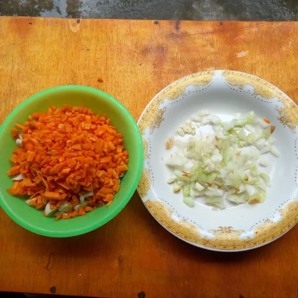 Potong kecil wortel, ayam, jamur, bawang bombai dan bawang putih.