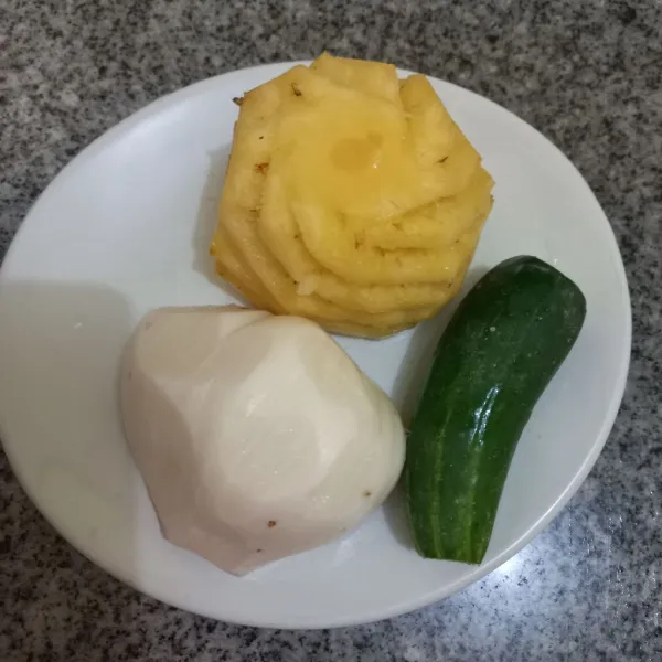 Kupas buah nanas, bengkuang dan mentimun