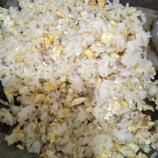 Masukkan nasi putih lalu aduk