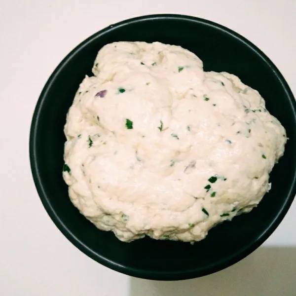 Uleni adonan menggunakan tangan hingga semua menyatu dan tekstur mudah dibentuk