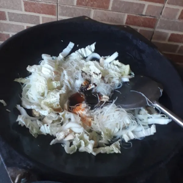 Tambahkan air dan sisa bahan lainnya, aduk rata.