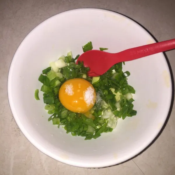 Tambahkan telur, garam dan penyedap. Aduk hingga rata