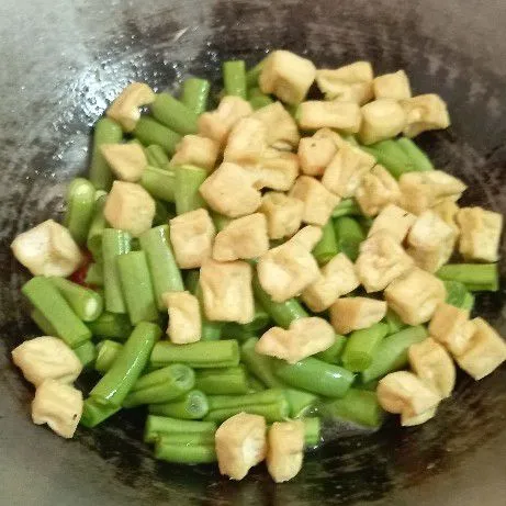 Masukkan buncis dan tahu, tambahi sedikit air. Bumbui dengan kaldu bubuk, aduk merata. Masak hingga buncis setengah matang atau sesuaikan selera saja.