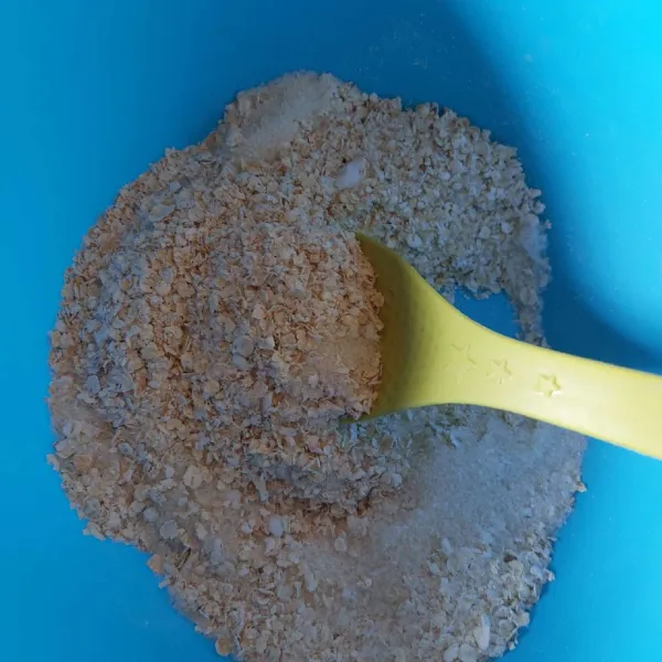 Campur oatmeal, garam, vanili dan gula, aduk rata