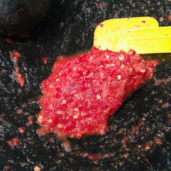 Giling cabe merah, bawang putih, garam dan bawang merah