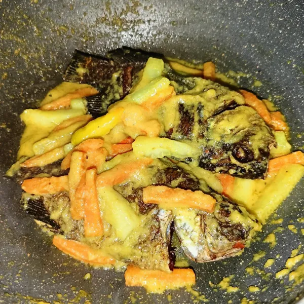 Masukkan ikan goreng dan cuka makan, aduk-aduk sampai tercampur rata dan meresap, koreksi rasanya dan siap disajikan.