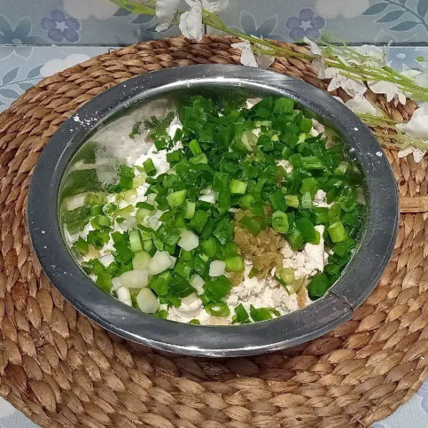 Campurkan tepung tapioka, tepung terigu, isian tahu, daun bawang, bawang putih, lada bubuk, kaldu bubuk, garam, dan sasa. Tambahkan air panas sedikit demi sedikit sampai adonan tercampur