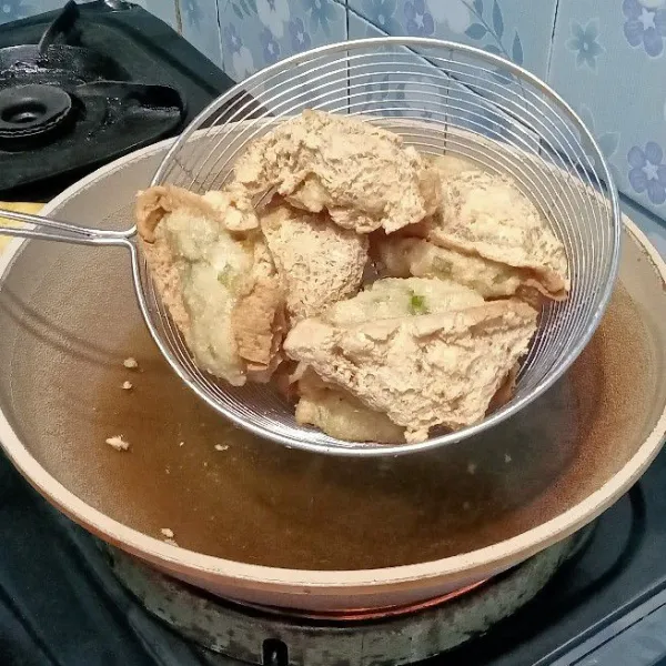 Setelah matang dan kuning kecoklatan angkat dan tiriskan