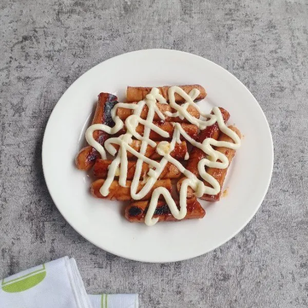 Letakkan di piring saji. Beri toping mayonaise di atasnya. Siap dinikmati