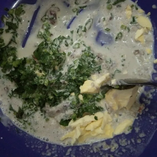 Tuangkan semua bumbu halus, irisan seledri, margarin dan 4 sdm minyak goreng, lalu aduk hingga tercampur