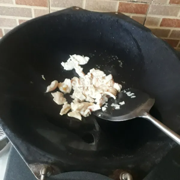Tumis bawang putih dan ayam hingga harum dan matang.