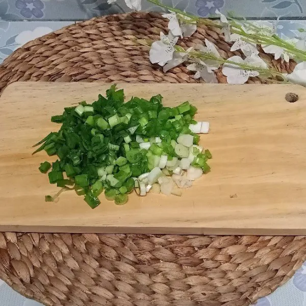 Kemudian iris-iris daun bawang dan haluskan bawang putih