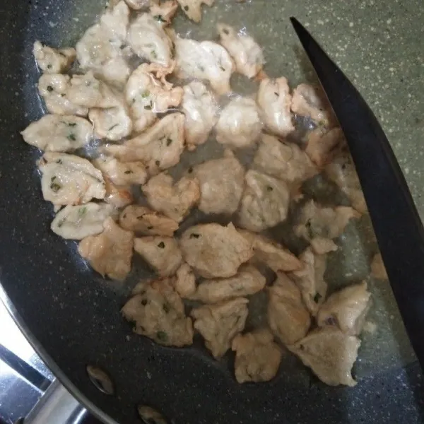 Goreng setelah minyak panas menggunakan api sedang hingga kuning kecoklatan