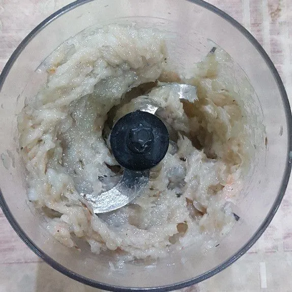 Haluskan udang yang telah dibersihkan dan dibuang ekornya.