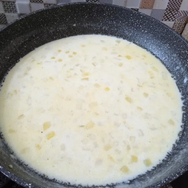 Tambahkan susu UHT, aduk hingga menyatu dengan bumbu tumis.