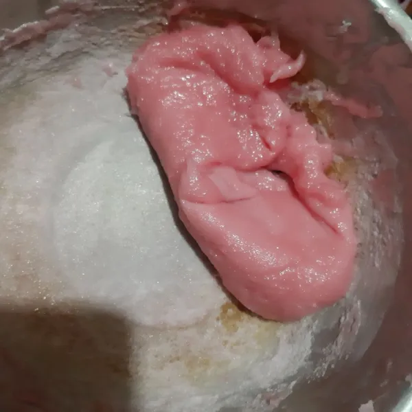 Matikan kompor. Lalu pindahkan ke wadah lain