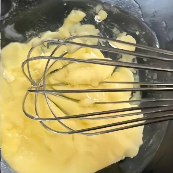 Tambahkan 70gr minyak, aduk hingga rata