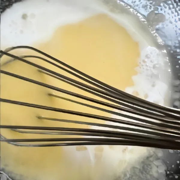 Masukkan 30gr susu cair, aduk lagi hingga rata