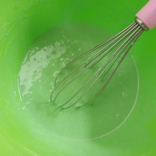 Tuang air gula dan kocok menggunakan whisk hingga tercampur rata. Setelah itu tutup dengan serbet bersih dan diamkan selama 1 jam.