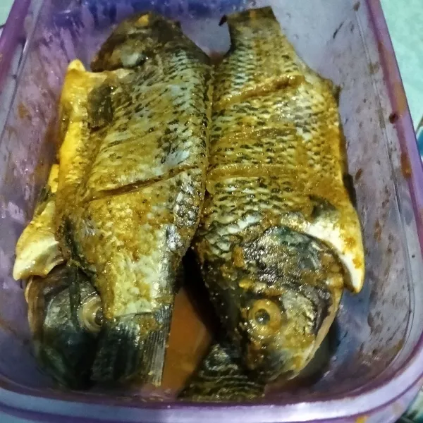 Marinasi ikan dengan bumbu marinasi, lalu diamkan minimal 30 menit