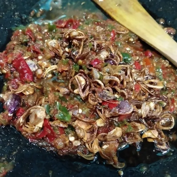 Tuang bawang goreng beserta minyak panasnya ke cabe yang sudah diulek sebelum nya. Tambahkan sedikit air panas.