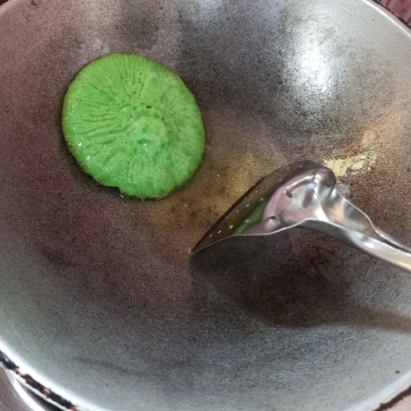 Siram-siram menggunakan minyak panas dan goreng hingga matang.