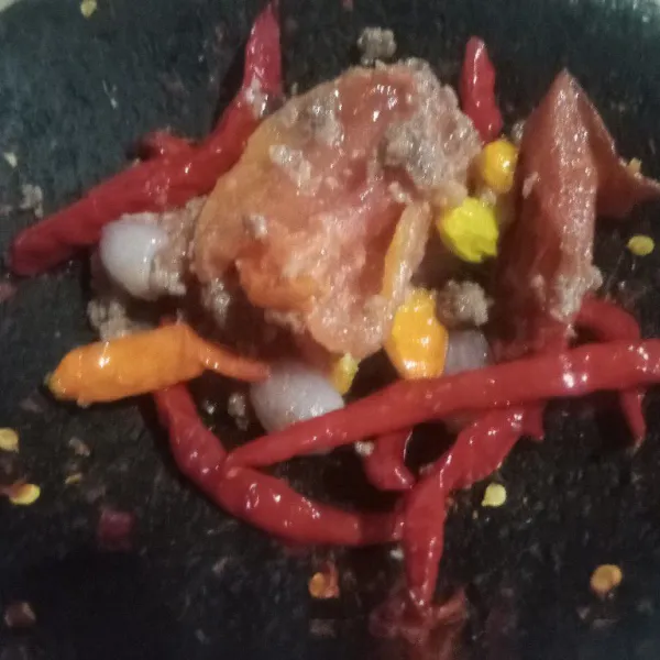 Setelah semua bahan digoreng, pindahkan ke cobek siap di ulek hingga halus