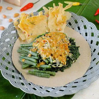 Sambel pecel siap disajikan.