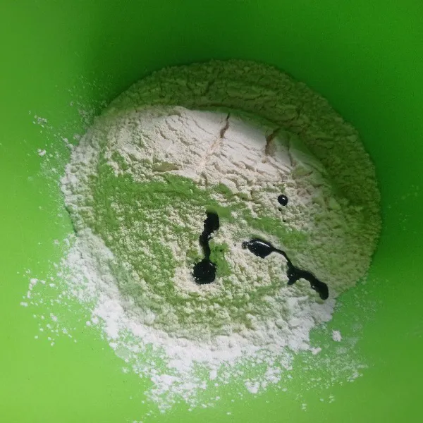 Campur tepung terigu, tepung beras, garam dan pasta pandan jadi satu.