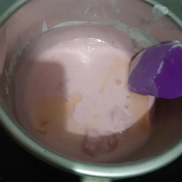 Kemudian aduk dan masak terus hingga menggumpal. Biarkan dingin