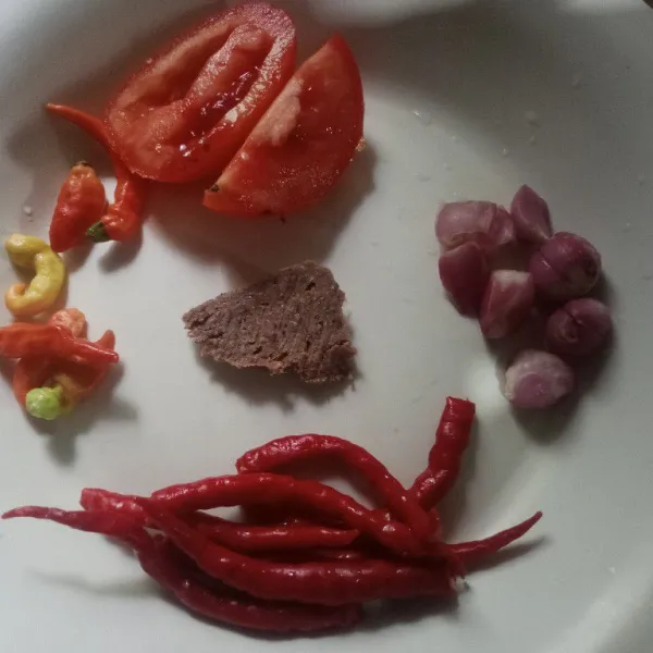 Siapkan bahan bahan untuk sambal