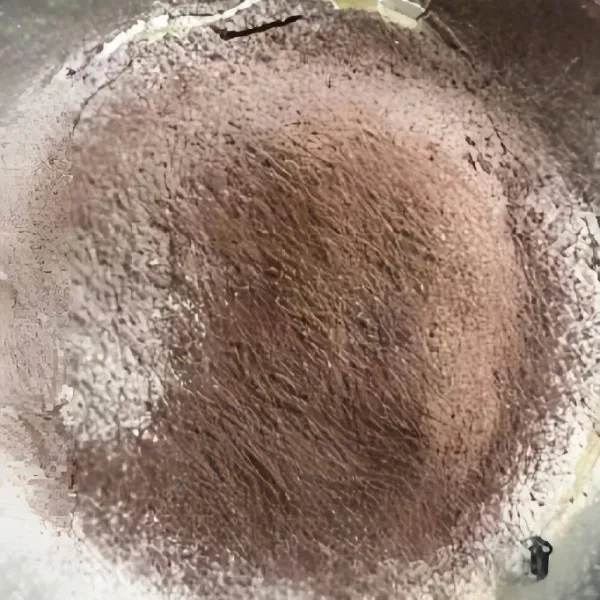 Ayak 140gr tepung rendah protein dan bubuk coklat, lalu masukkan ke dalam adonan. Aduk hingga adonan bisa dibentuk