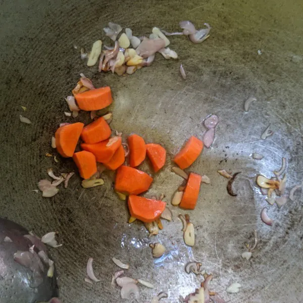 Lalu masukkan wortel dan tumis