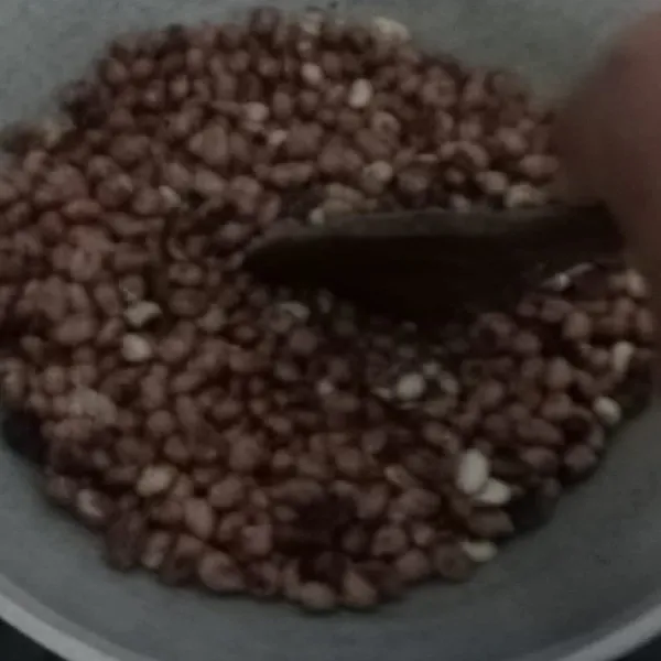 sangrai kacang tanah sampai matang