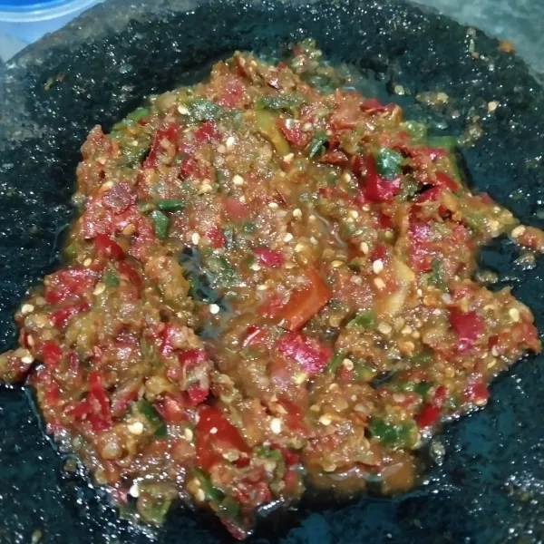 Ulek kasar cabe rawit, cabe merah, dan tomat. Tambahkan garam dan penyedap.