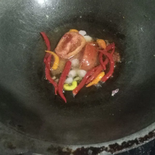 Goreng cabe, bawang dan tomat terlebih dahulu ke dalam minyak panas, tidak usah sampai gosong