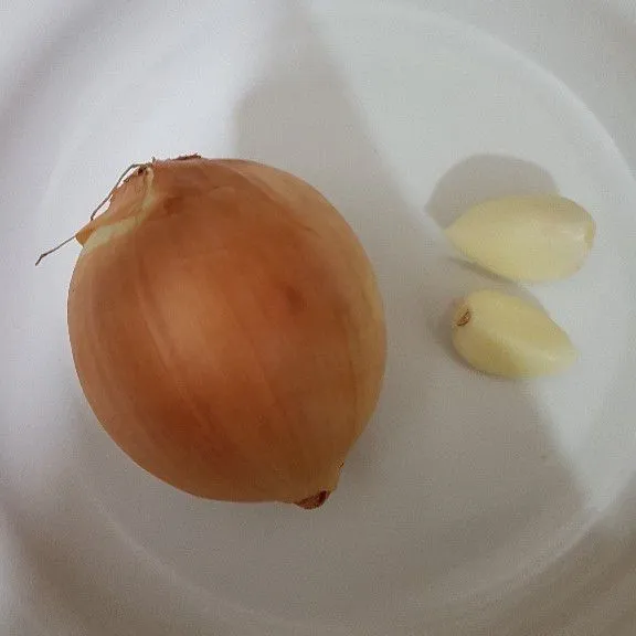 Iris-iris bawang bombay dan bawang putih, kemudian tumis dengan sedikit minyak hingga layu dan harum.