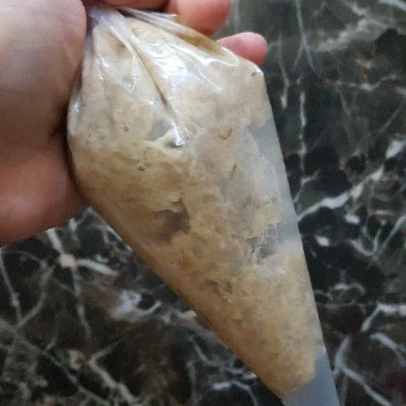 Kemudian aduk rata, lalu masukkan ke plastik segitiga.
