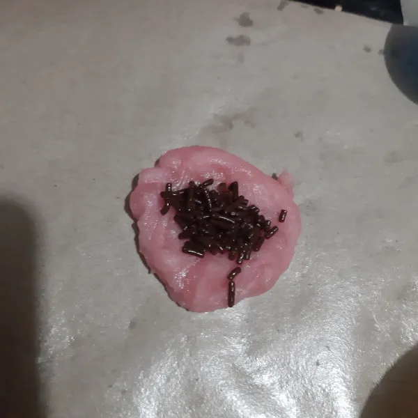 Sebagian lainnya beri meses cokelat lalu tutup rapi