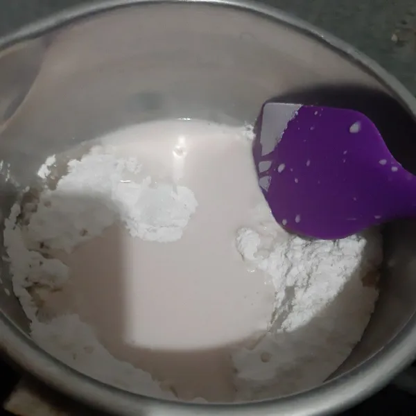 Campur tepung ketan, gula , garam, susu strawberry, minyak sayur dan perasa strawberry