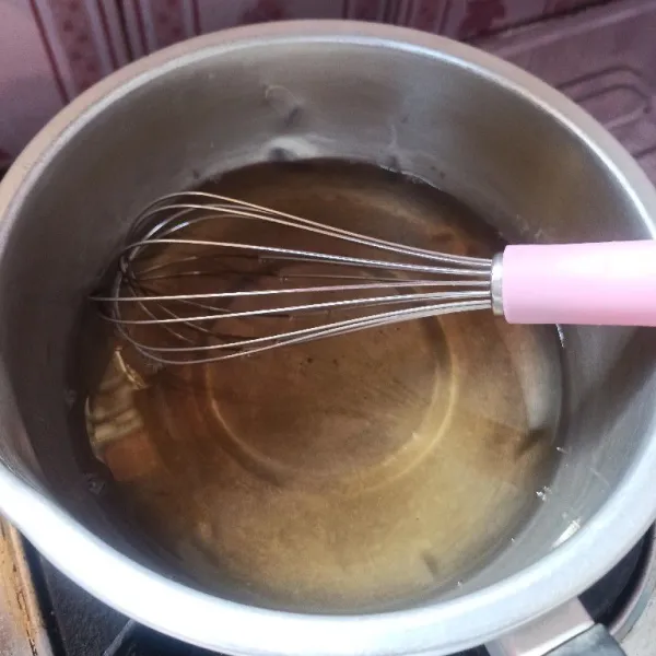 Rebus air dan gula pasir hingga gula larut, setelah itu matikan api dan diamkan hingga hangat kuku.