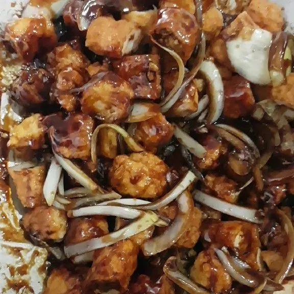 Kemudian, tambahkan saos teriyaki instan dan masukkan bakso udang yg telah dipotong-potong. Aduk hingga rata. Setelah itu, tambahkan air, aduk lagi dan tunggu hingga air berkurang.