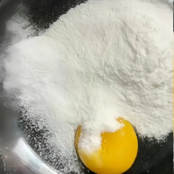 Campurkan 1 telur telur dan 70gr gula pasir, kocok hingga rata